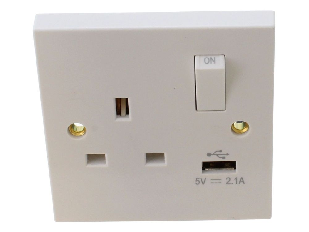 Click Polar PRW771 13A 1 gang switched socket with 2.1A USB outlet